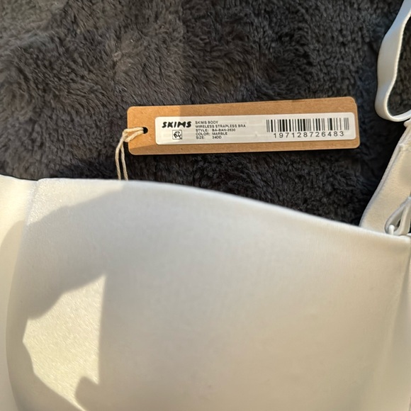 SKIMS Body wireless strapless bra NWT MARBLE WHITE 34DD (sk0018) - Picture 4 of 5
